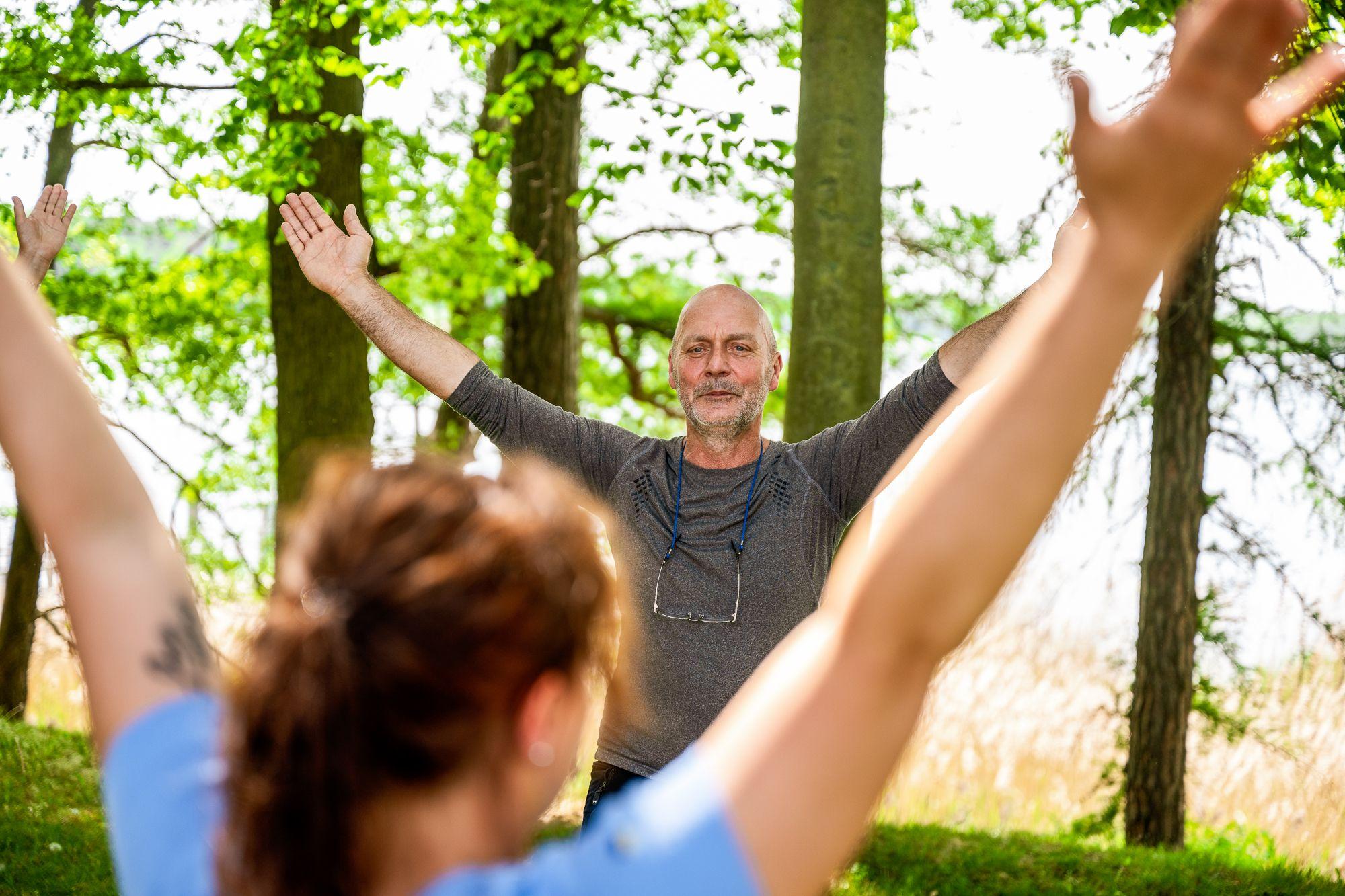 Atemübungen im Freien im Rahmen einer Long-Covid Reha in der Rehaklinik Hohenelse