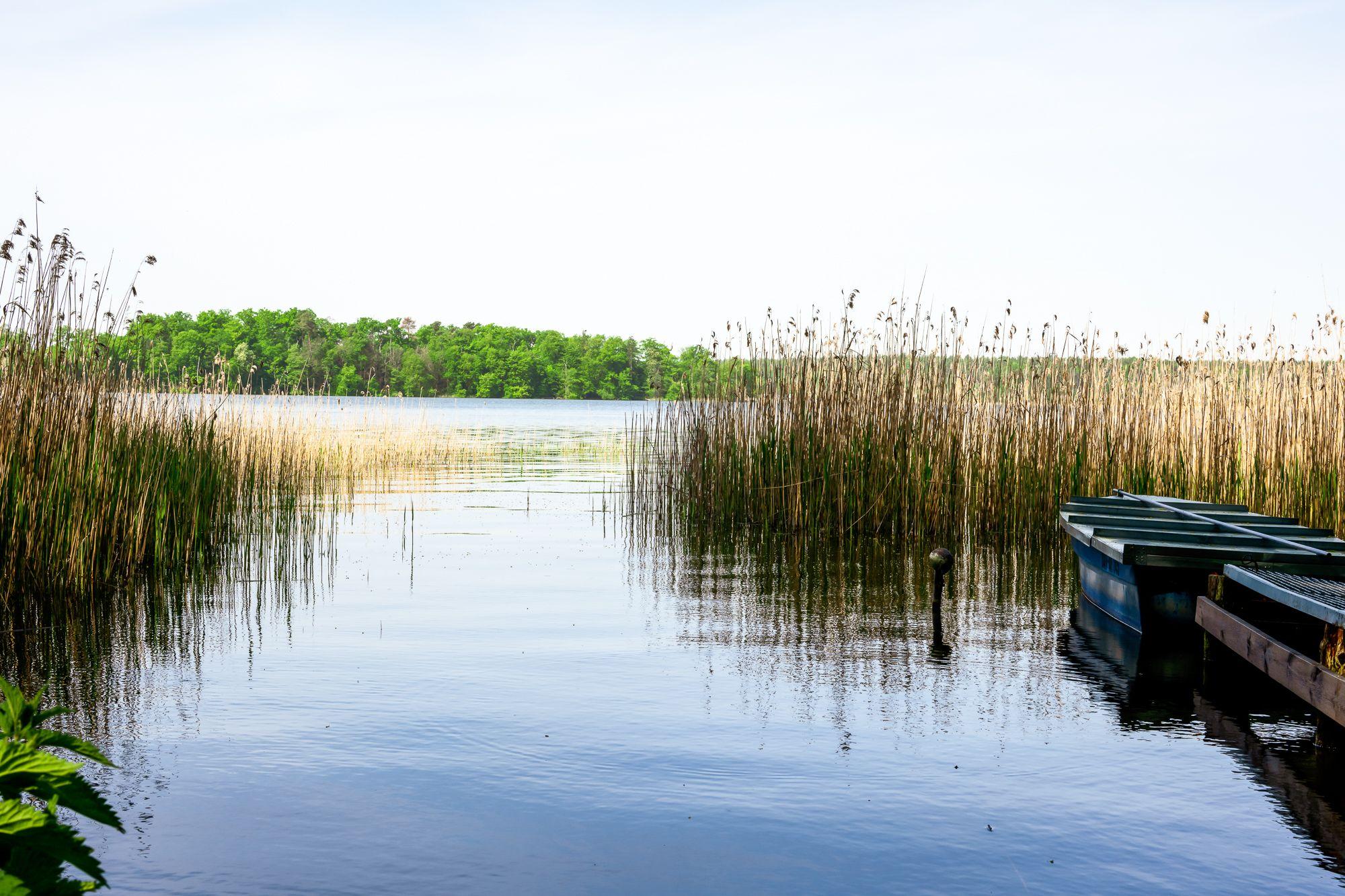 See mit Steg und Boot