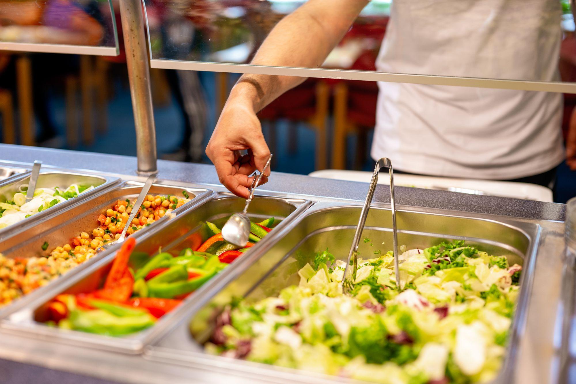 Essen wird an einer Theke ausgegeben 