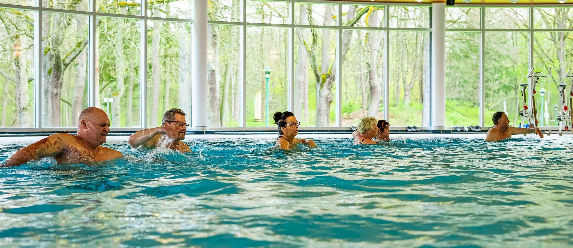 Mehrere Personen bei der Wassergymnastik.