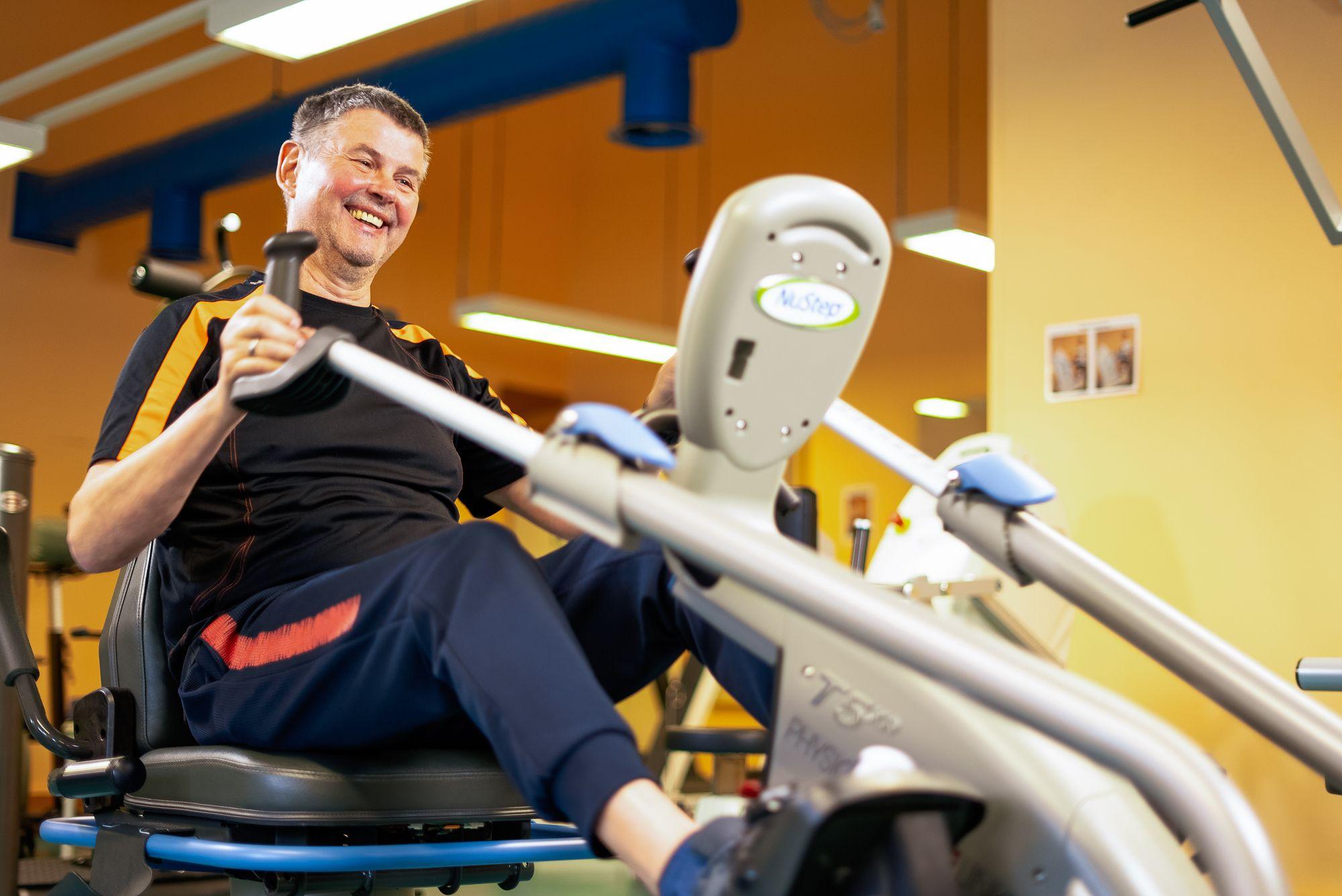 Patient bei einer Übung im Kraftraum