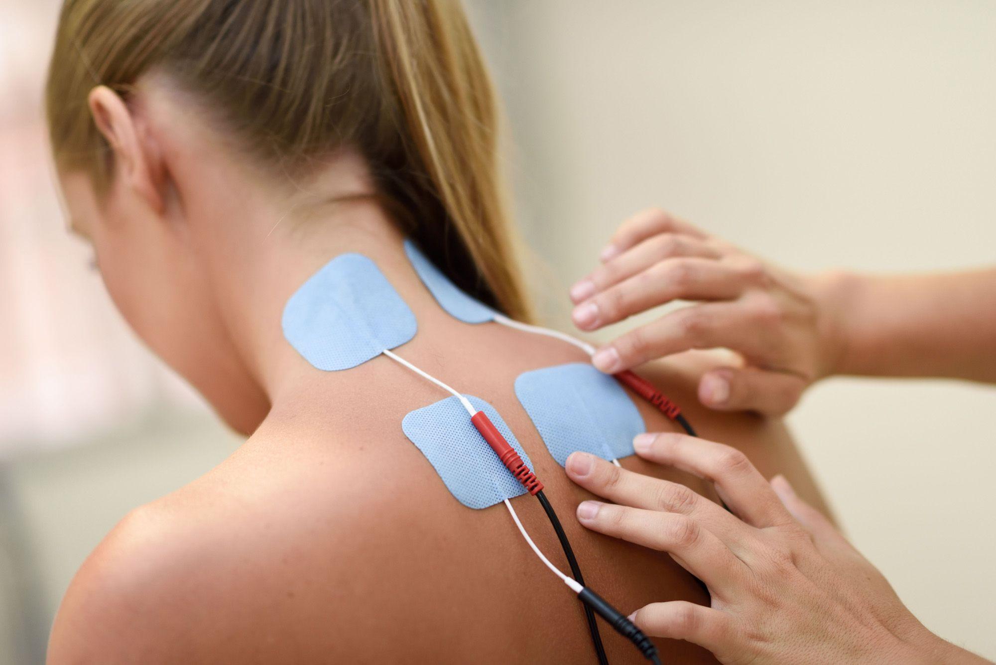 Elektroden werden auf dem Nacken einer Patientin angebracht